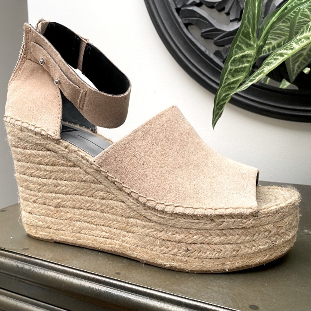 Dolce Vita Wedge size 9 - Woman’s Platform Sandal Pale Pink